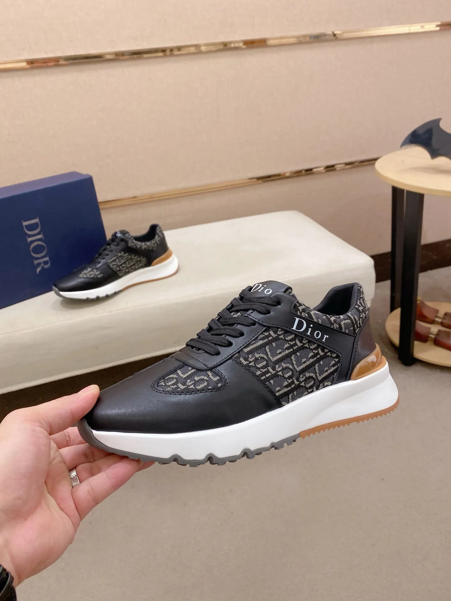 Factory price: 440💰[Dior·Dior] New casual sports style men's shoes, new spring and summer design, perfect workmanship, lace-up lazy style to create wardrobe quality, upper: imported first-layer cowhide, sheepskin lining is soft and comfortable, ultra-light TPU wear-resistant outsole, simple, versatile fashion men's shoes, excellent color code number 38--44. (Can be customized for 45 non-refundable)